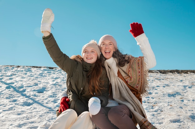 Foto grátis família se divertindo no inverno