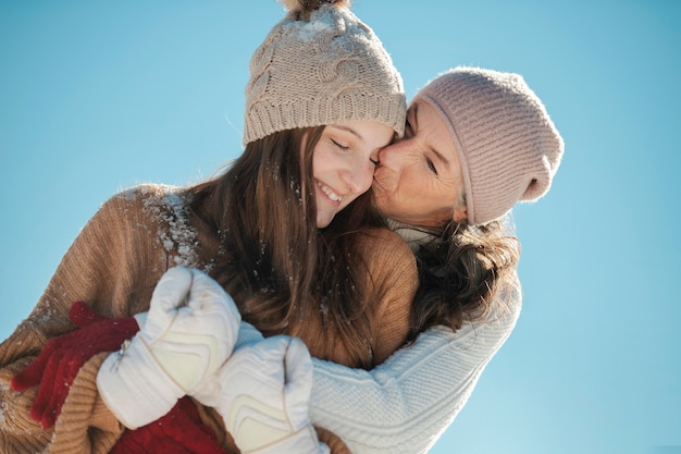 Família se divertindo no inverno