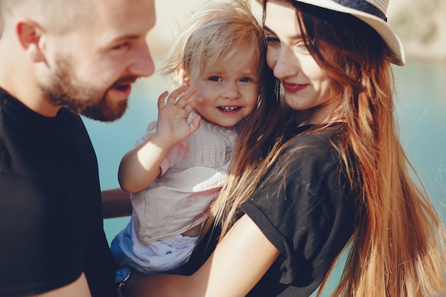 Família se divertir em um parque