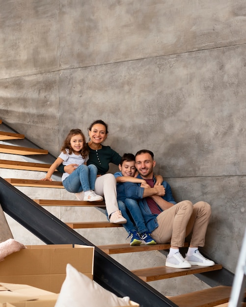 Foto grátis família se mudando para uma nova casa