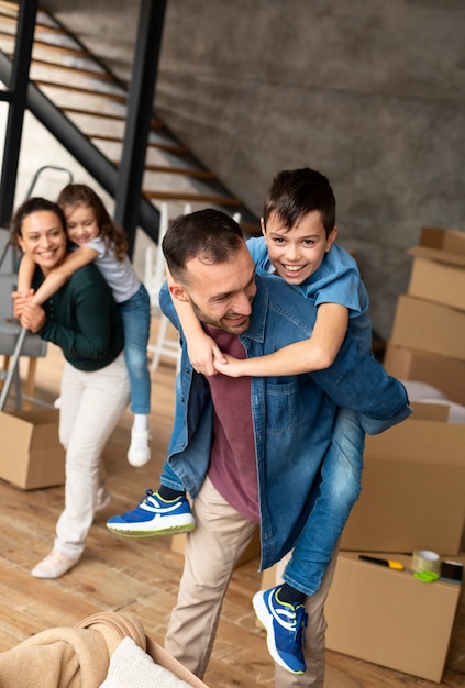 Família se mudando para uma nova casa