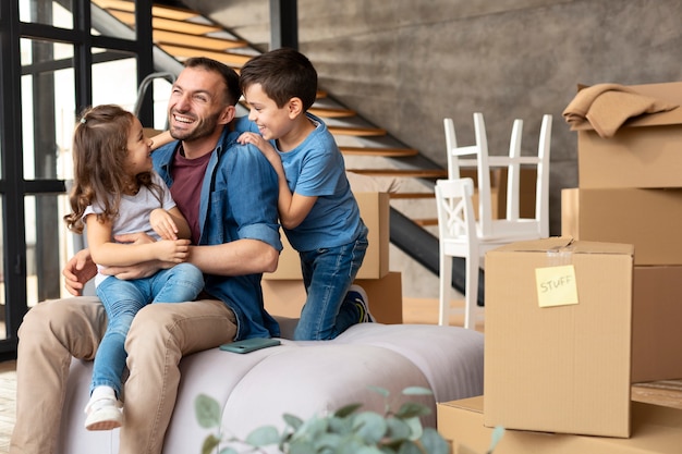 Foto grátis família se mudando para uma nova casa