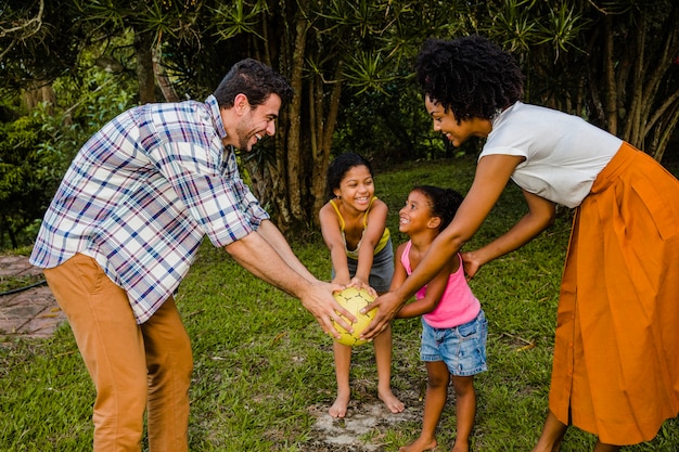 Família, segurando, bola, junto