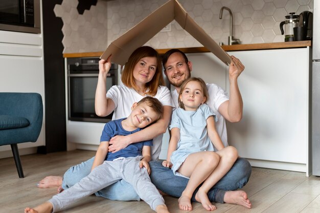 Família segurando um teto acima de sua cabeça