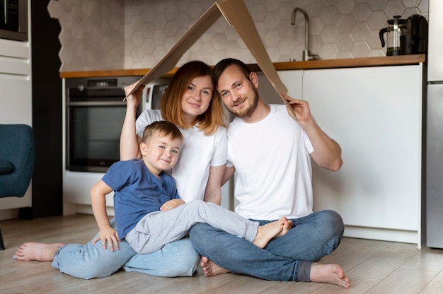 Família segurando um teto acima de sua cabeça