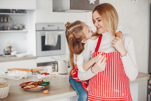 Família, sentando, em, um, cozinha, com, biscoitos