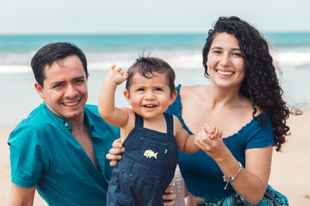 Família, sentando praia arenosa