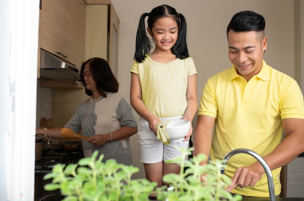 Família sorridente com foto média em casa