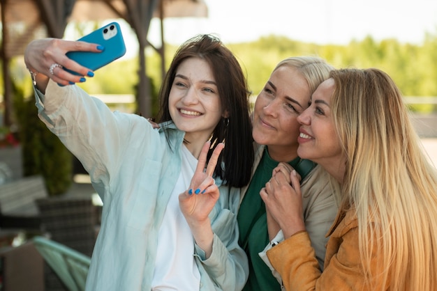 Família sorridente com foto média tirando selfie