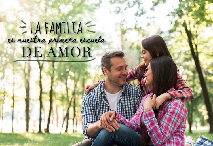 Foto grátis família sorridente de vista lateral passando tempo ao ar livre