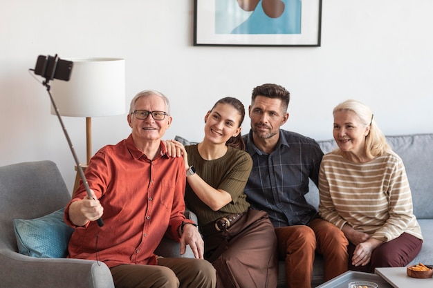 Foto grátis família sorridente tirando selfies