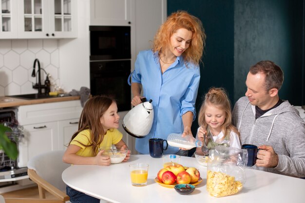 Família tendo tempo de qualidade juntos