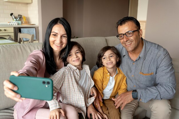 Família tirando uma selfie com um smartphone