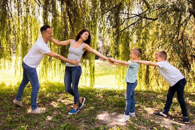 Família, tocando, junto, parque