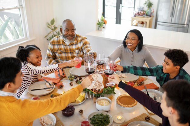 Família torcendo antes do jantar do dia de ação de graças