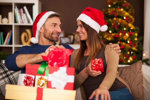 Família tradicional feliz durante o natal