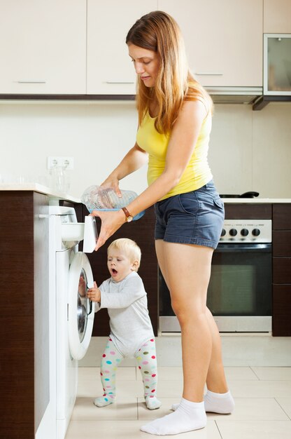 Família usando máquina de lavar roupa com roupa