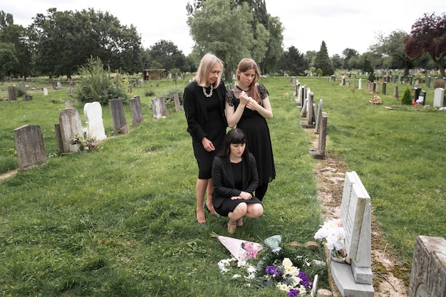 Família visitando o túmulo de um ente querido