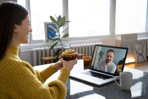 Familiares conversando por videochamada