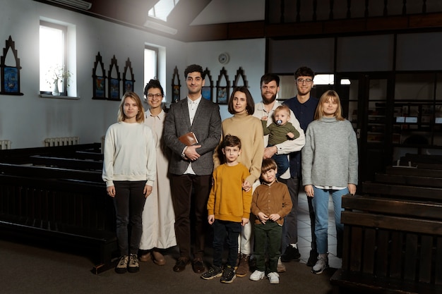 Famílias cristãs felizes de tiro completo