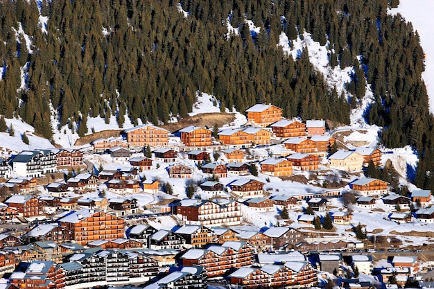 Famosa aldeia de montanha no inverno na França