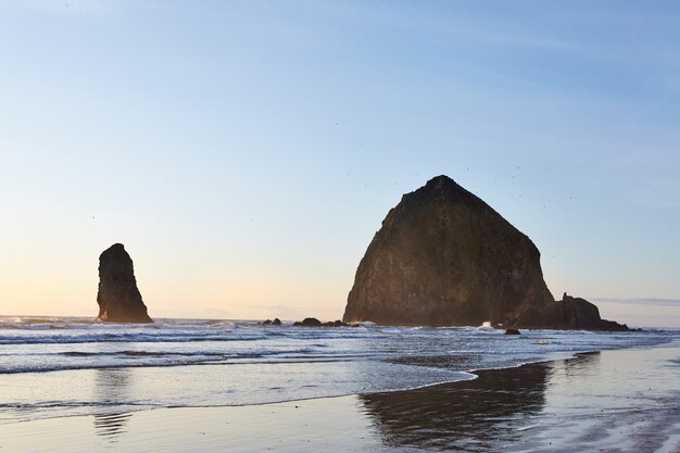 Famosa Haystack Rock na costa rochosa do Oceano Pacífico