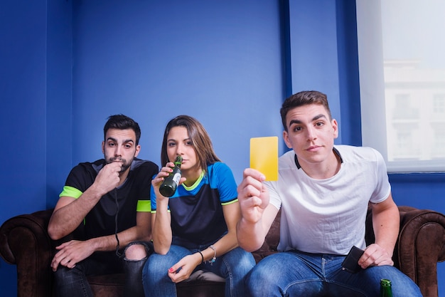 Foto grátis fan mostrando cartão amarelo