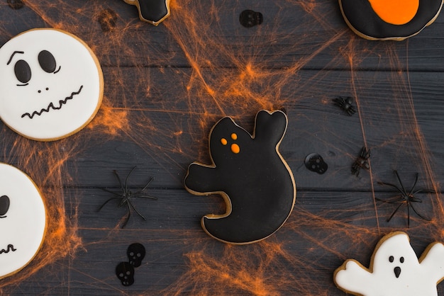 Foto grátis fantasma e rostos engraçados gingerbread com efeitos de teia de aranha