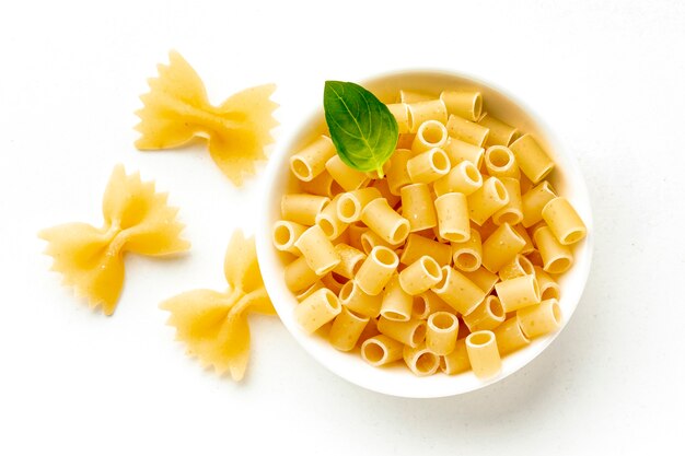 Farfalle cru e tigela de rigatoni