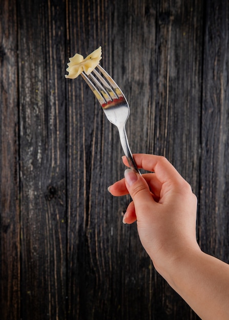 Foto grátis farfalle macarrão em um garfo