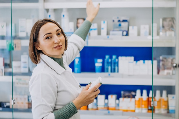 Foto grátis farmacêutica jovem em farmácia