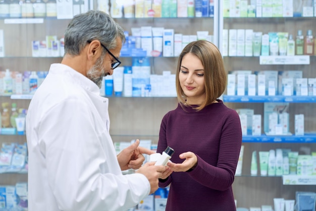 Farmacêutico ajudando a mulher na escolha do medicamento