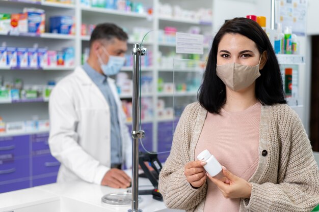 Farmacêutico de tiro médio ajudando paciente