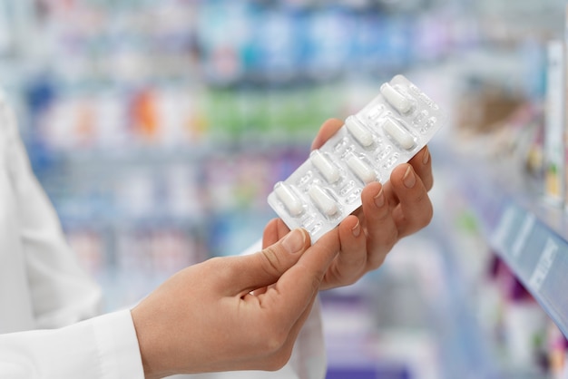 Farmacêutico de vista lateral no trabalho