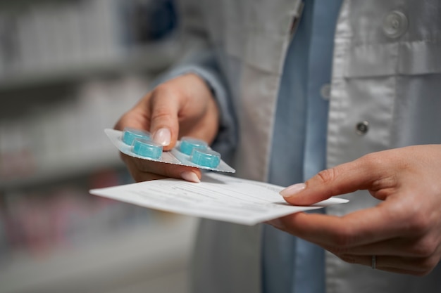 Foto grátis farmacêutico feminino com pílulas e remédios