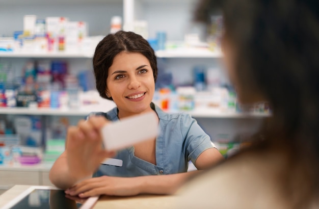 Foto grátis farmacêutico no trabalho