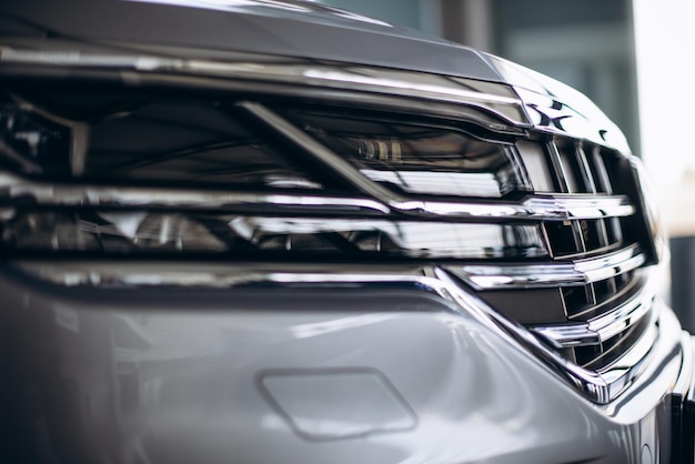 Foto grátis faróis em um carro novo na sala de exposições