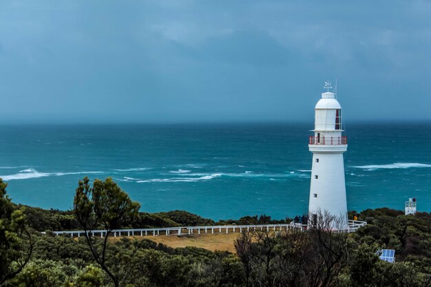 Farol farol na costa do oceano