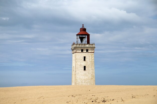 Farol Rubjerg Knude sob um céu nublado