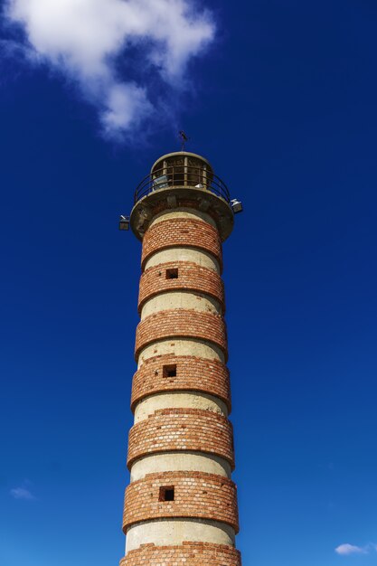 Farol sob um céu azul e luz do sol em Belém