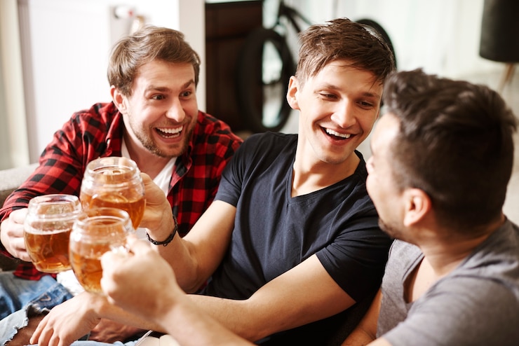 Foto grátis fãs de futebol com cerveja comemorando
