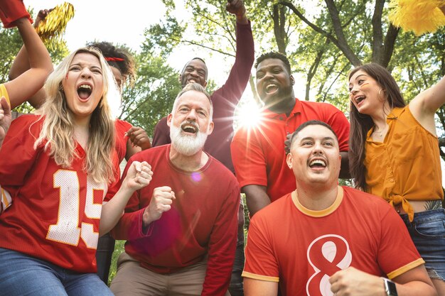 Fãs de futebol comemorando a vitória de seu time em uma festa ao ar livre