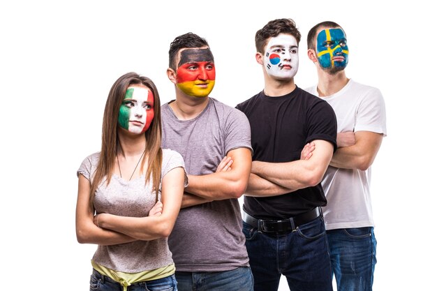 Foto grátis fãs de seleções nacionais com bandeira pintada da alemanha, méxico, coreia do sul, suécia.