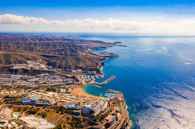 Fascinante vista aérea da ilha de Gran Canaria perto da praia de Amadores com águas cristalinas e baía