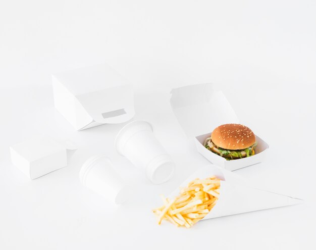 Fast food com parcela de alimentos simulado acima no fundo branco
