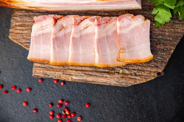 Fatia de bacon bacon refeição gordurosa banha defumada lanche na mesa cópia espaço fundo de alimentos