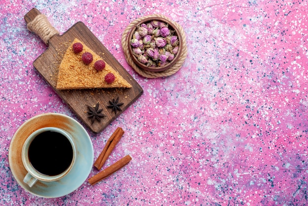 Fatia de bolo assada e doce com framboesas junto com chá na mesa rosa brilhante assar torta de frutas