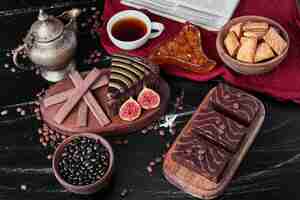 Foto grátis fatia de bolo de chocolate com biscoitos e chá.