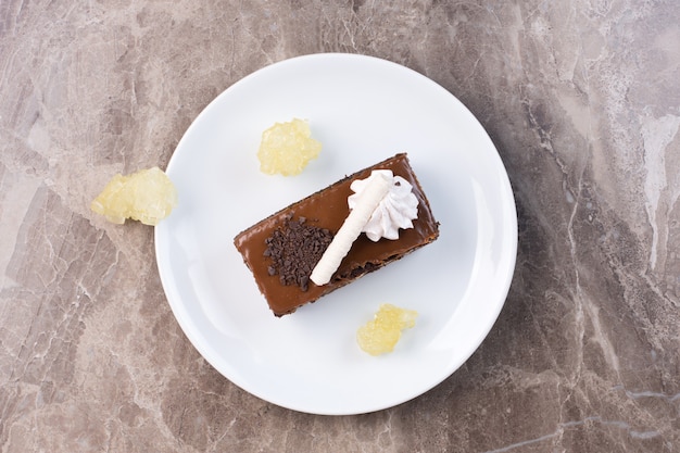 Foto grátis fatia de bolo de chocolate na chapa branca.