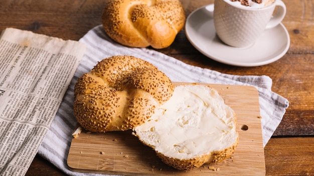 Fatia de pão espalhar com queijo na mesa